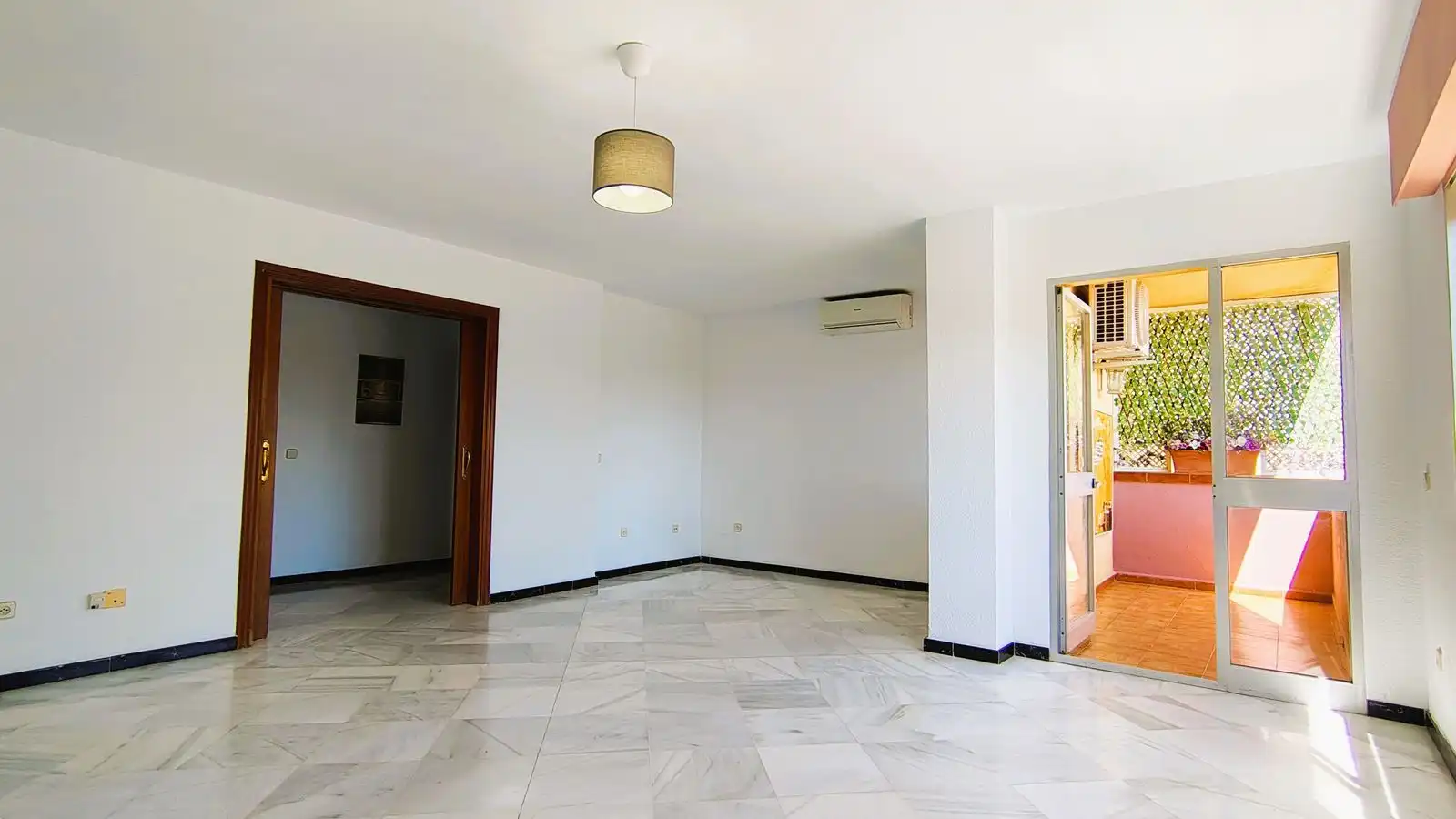 Sala d'estar de Pis en venda en Marbella amb Aire condicionat, Rentadora i Internet