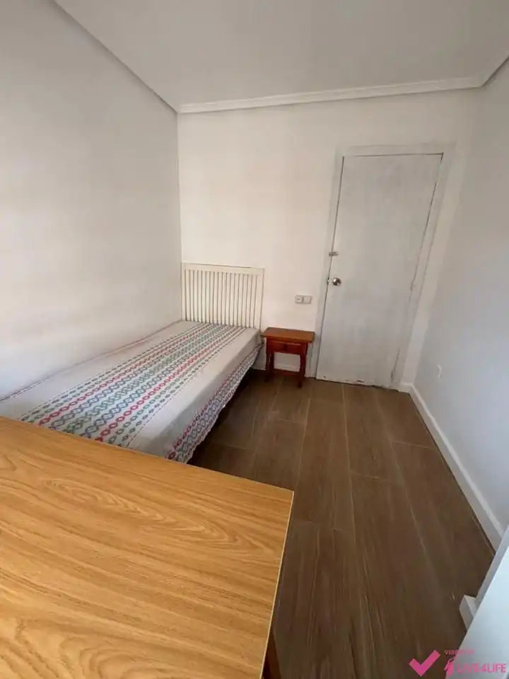 Bedroom of Flat for rent in Benimaclet