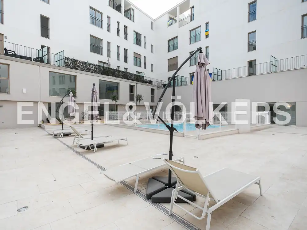 Swimming pool of Flat for sale in Valencia  with Air Conditioner, Heating and Storage room
