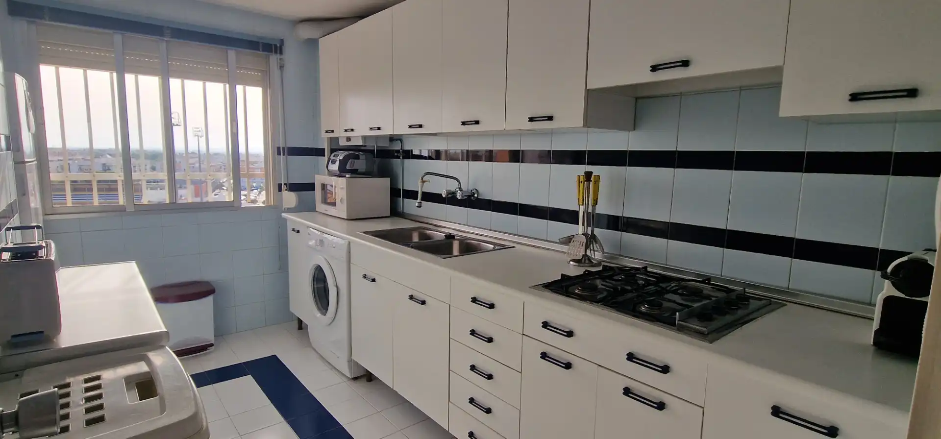 Küche von Wohnung zum Verkauf in Isla Cristina mit Terrasse, Möbliert und Mikrowelle