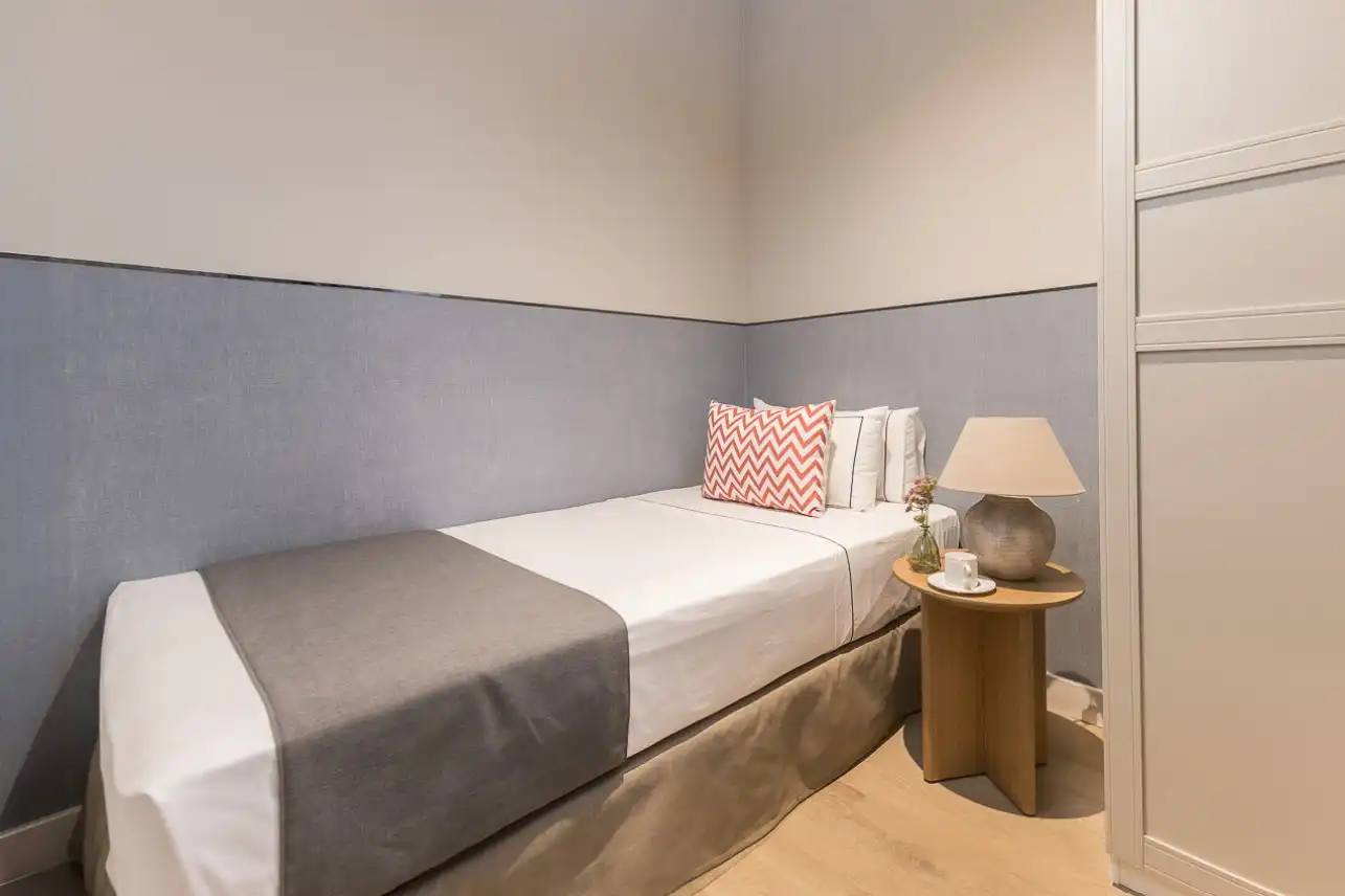 Dormitori de Apartament de lloguer en Barcelona amb Aire condicionat, Calefacció i Moblat