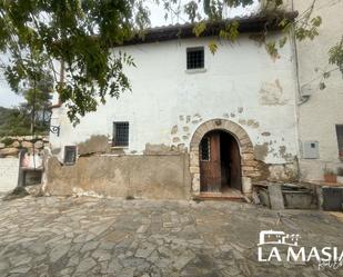 Vista exterior de Finca rústica en venda en Sant Pere de Ribes amb Jardí privat