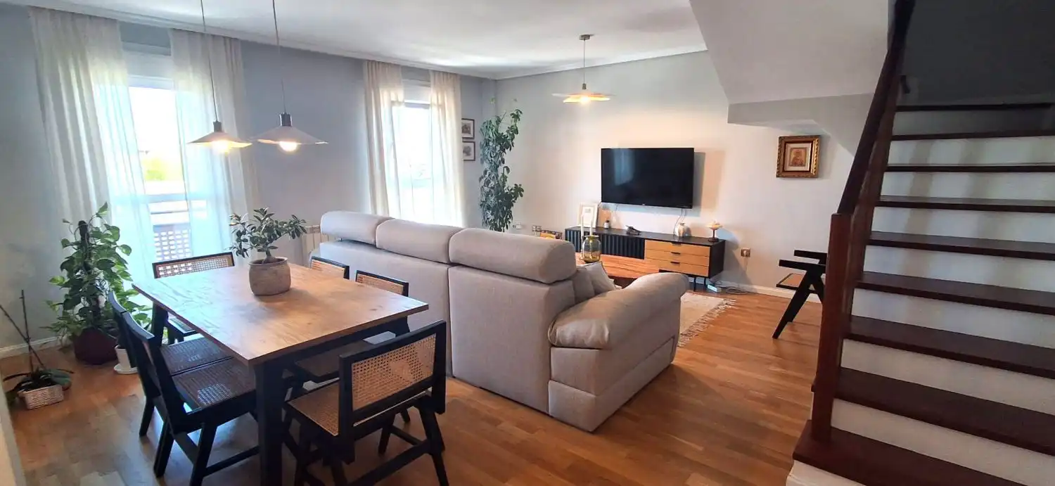 Sala d'estar de Dúplex en venda en Arroyo de la Encomienda amb Calefacció, Parquet i Terrassa