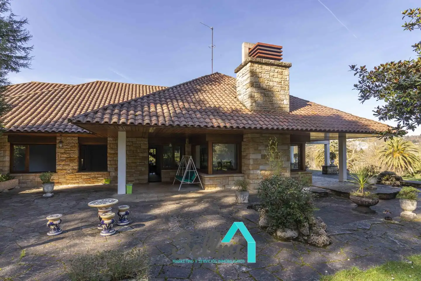 Vista exterior de Casa o xalet en venda en Gijón  amb Aire condicionat, Jardí privat i Parquet