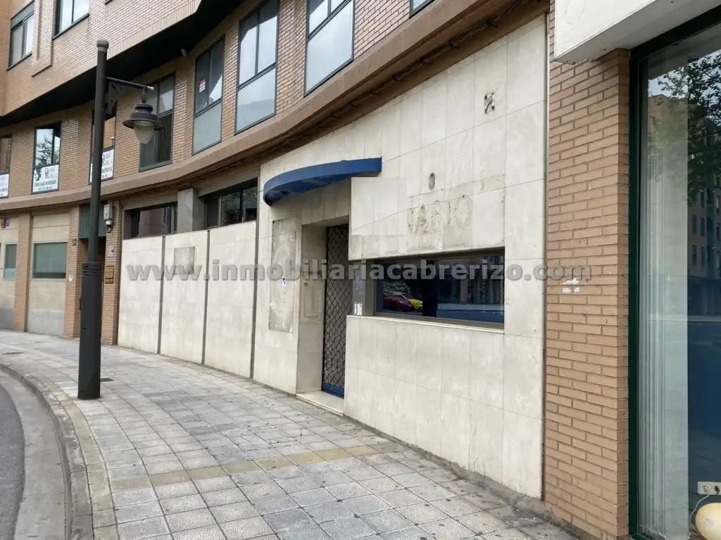Locale commerciale in affitto a Calle Chile 52