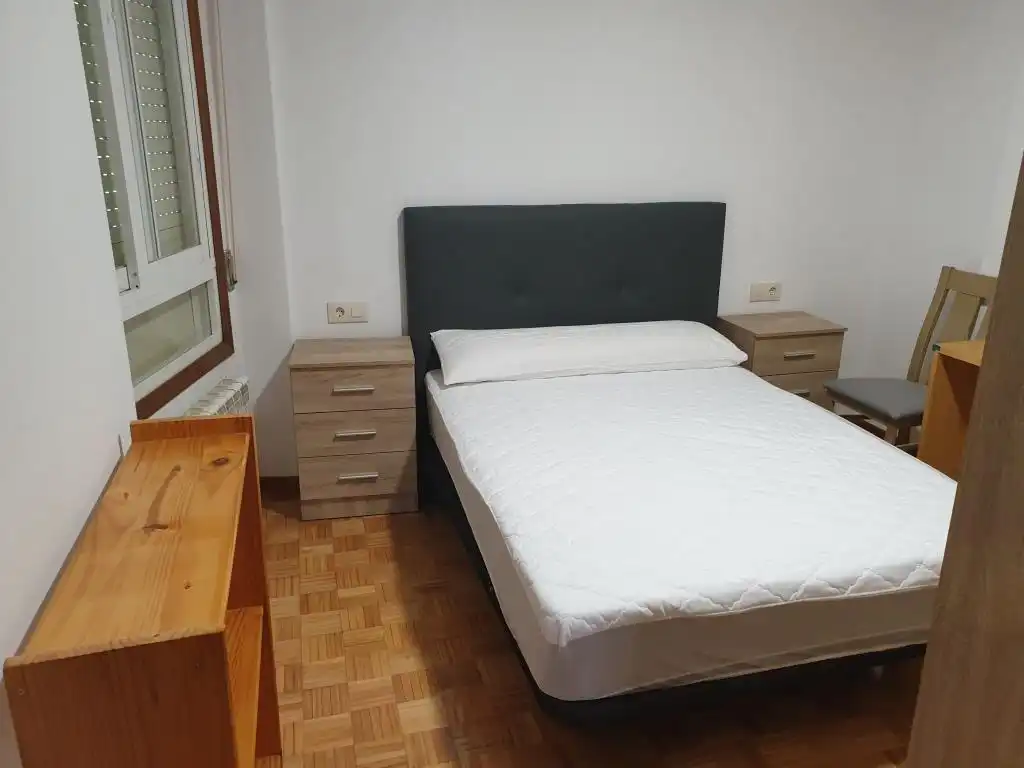 Schlafzimmer von Wohnung zur untervermieten in Ourense Capital  mit Heizung, Parkett und Balkon