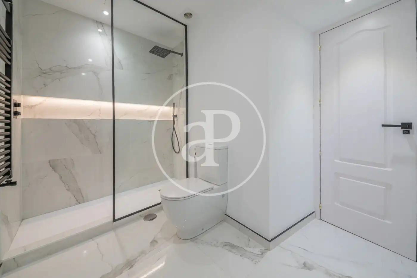 Bathroom of Flat for sale in Madrid  with Air Conditioner, Heating and Storage room