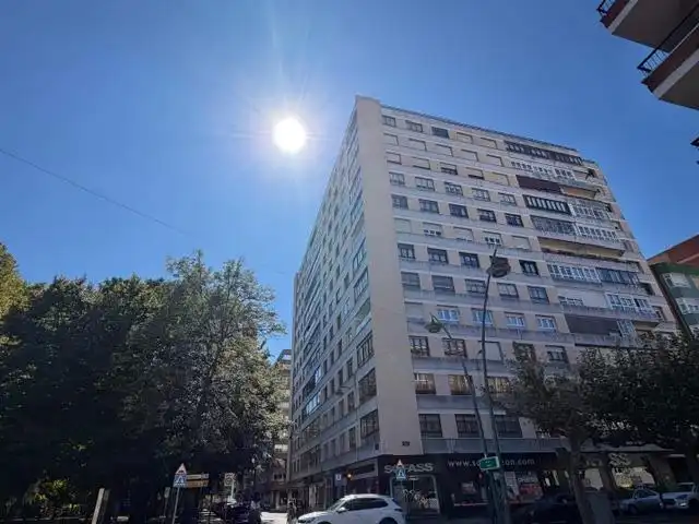 Vista exterior de Piso en venta en León Capital  con Calefacción