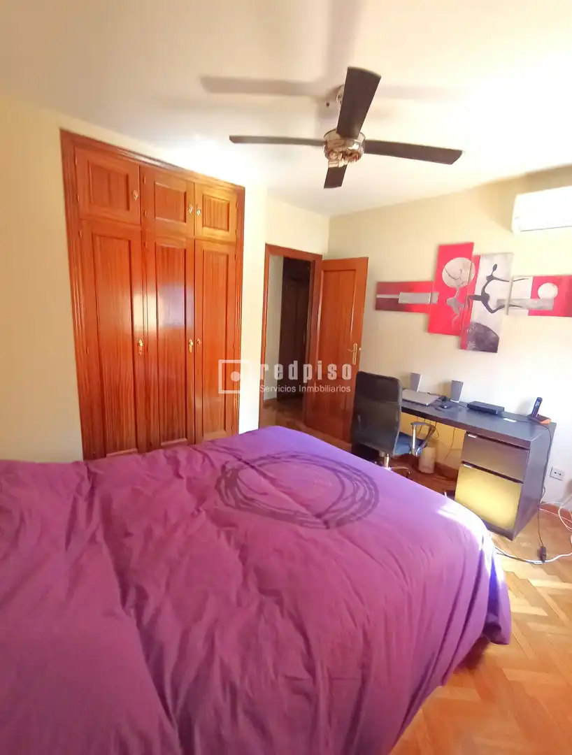 Dormitori de Apartament de lloguer en Madrid amb Aire condicionat, Parquet i Moblat