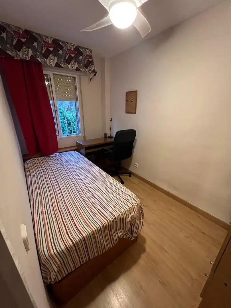 Habitación de Piso de alquiler en Sevilla con Aire acondicionado y Amueblado