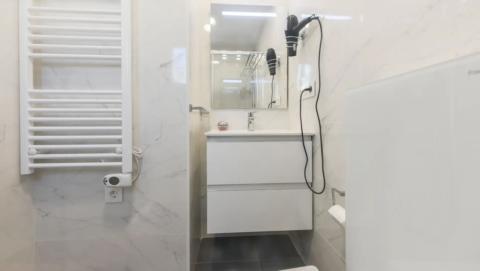 Badezimmer von Wohnung zur Miete in Fuengirola mit Klimaanlage, Heizung und Privatgarten
