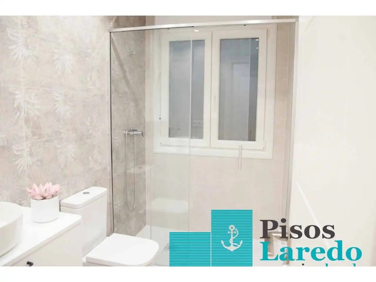 Badezimmer von Wohnung zum Verkauf in Laredo mit Heizung