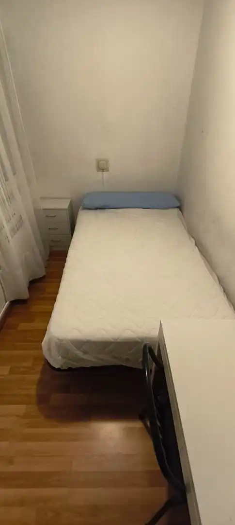 Habitación de Piso en venta en Oviedo  con Calefacción, Trastero y Amueblado