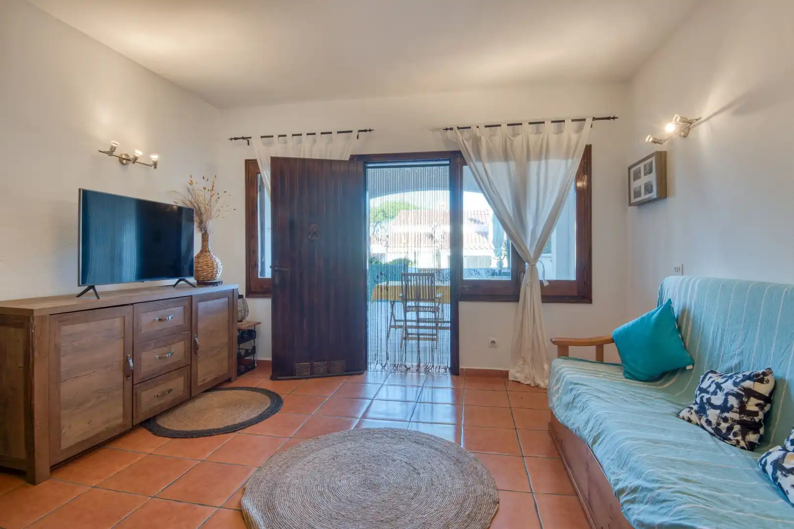 Sala de estar de Casa adosada en venta en L'Escala con Terraza y Amueblado