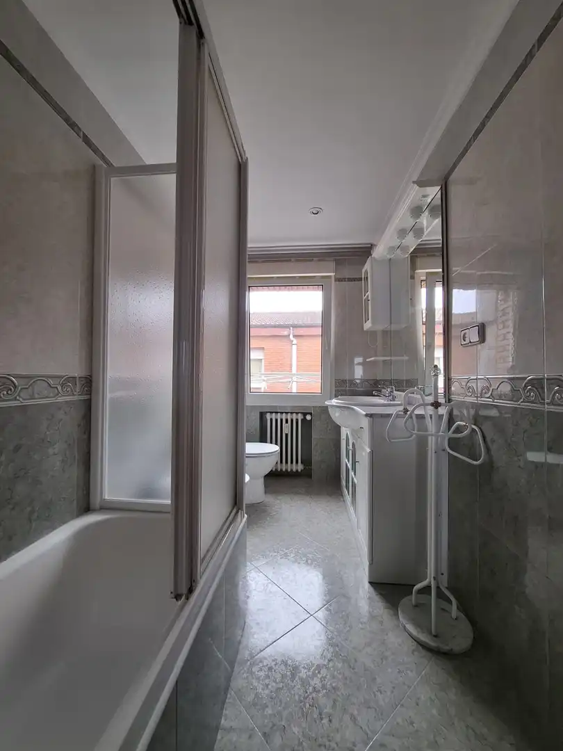 Badezimmer von Wohnung zur Miete in Gijón  mit Heizung und Parkett