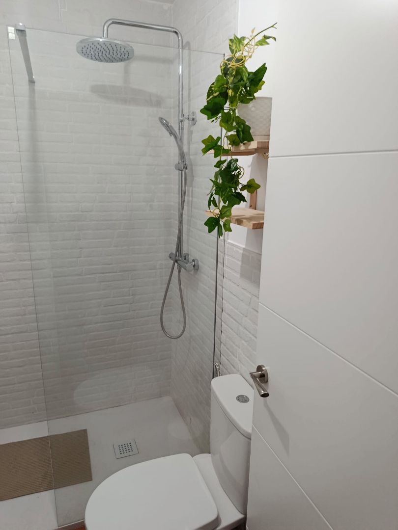 Bany de Casa o xalet de lloguer en Carratraca amb Aire condicionat, Jardí privat i Terrassa