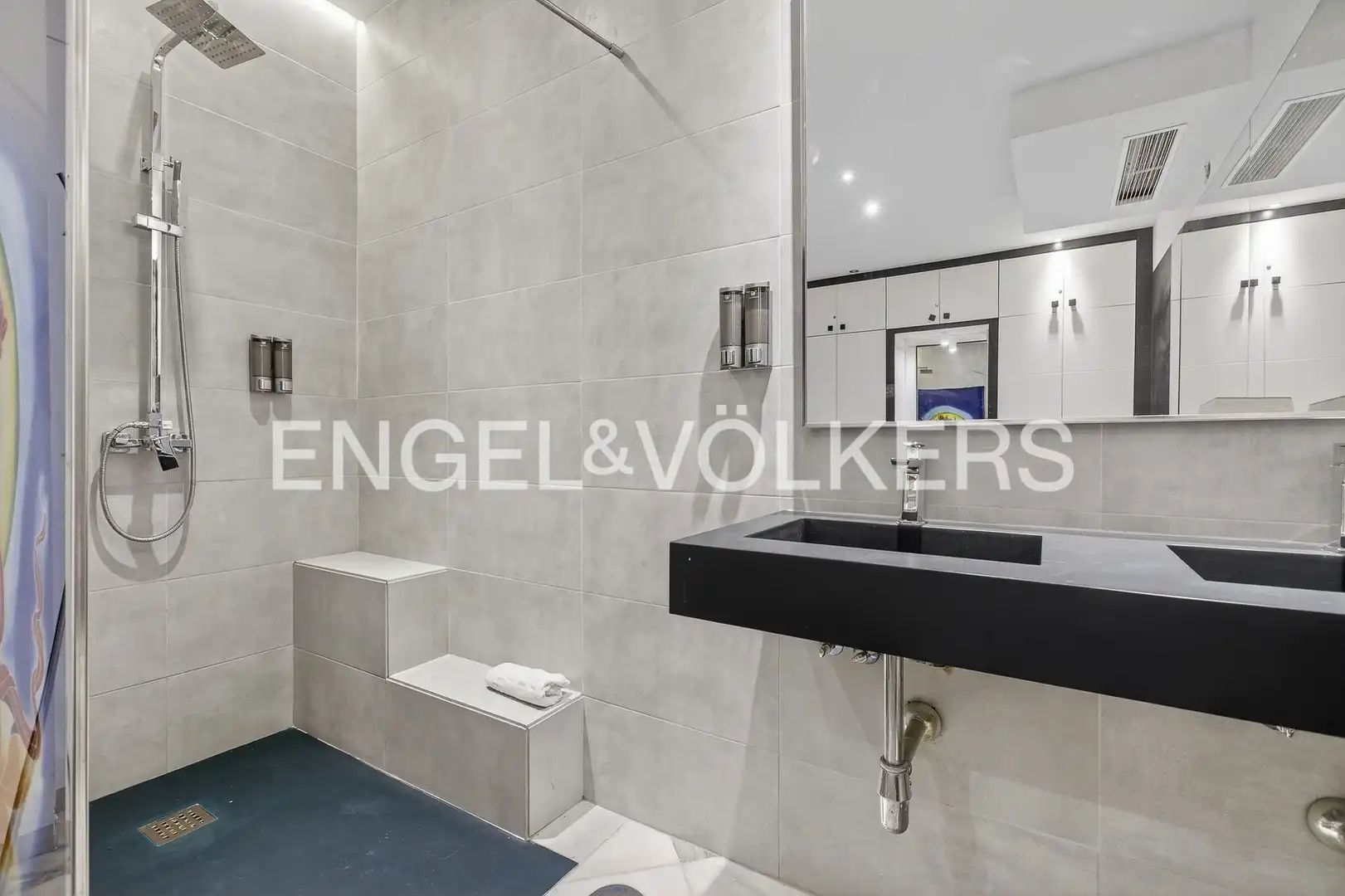 Bathroom of Houses for sale in Sevilla  with Air Conditioner, Heating and Parquet flooring