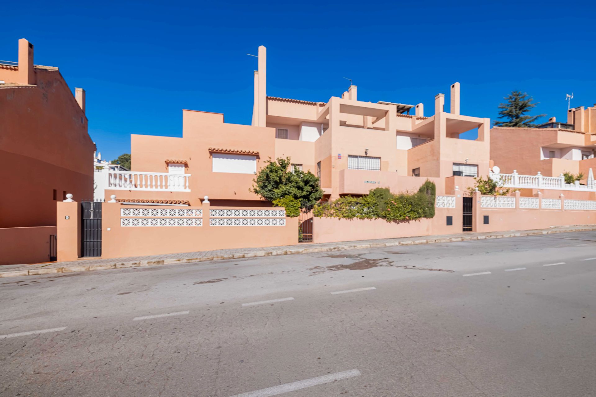 Vista exterior de Dúplex en venda en Marbella amb Terrassa, Alarma i Piscina comunitària