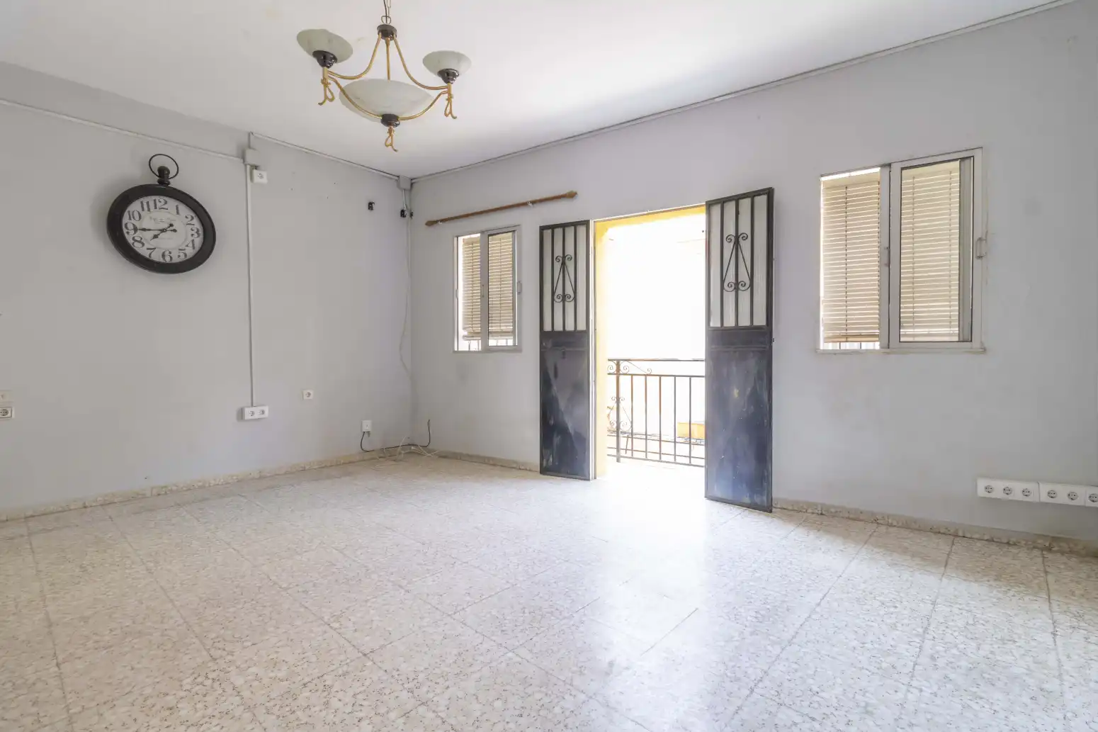 Einfamilien-Reihenhaus zum Verkauf in Sevilla mit Terrasse, Abstellraum und Balkon