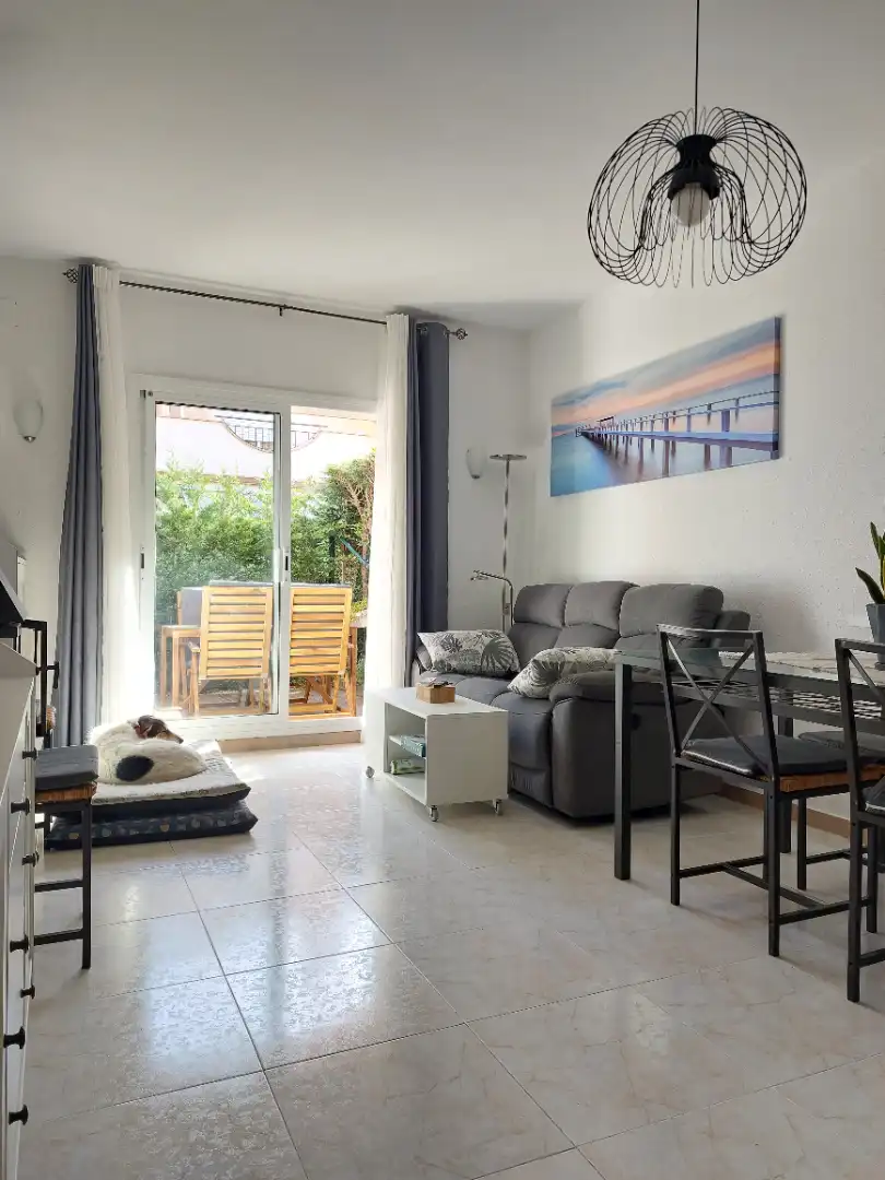 Wohnzimmer von Einfamilien-Reihenhaus zum Verkauf in L'Estartit mit Klimaanlage, Heizung und Terrasse