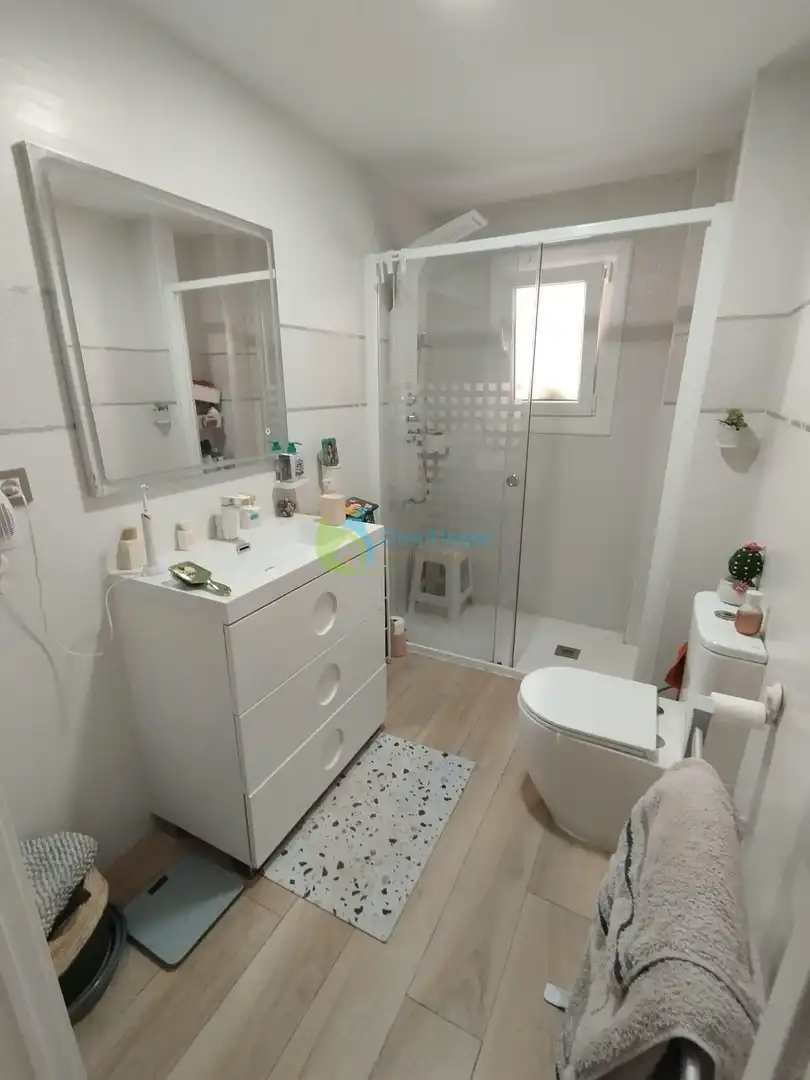 Bathroom of Flat for sale in Sevilla  with Furnished and Balcony