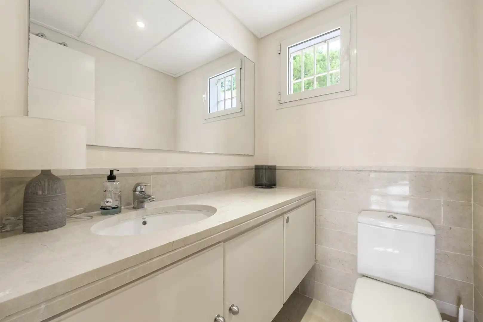 Badezimmer von Einfamilien-Reihenhaus zum Verkauf in Mijas mit Klimaanlage, Privatgarten und Terrasse