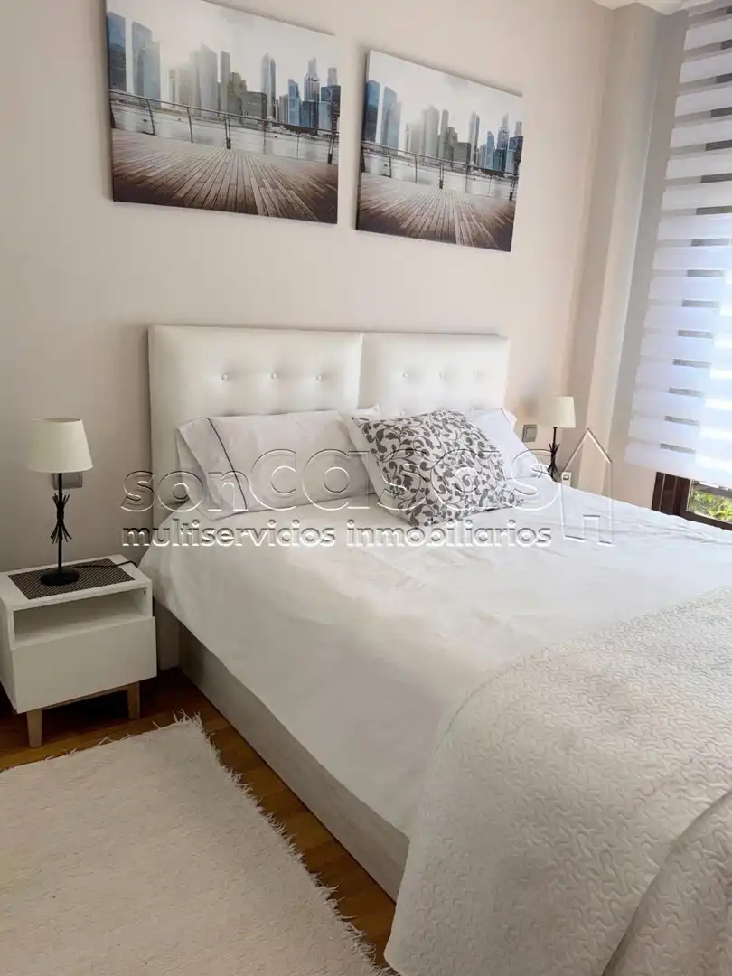 Dormitori de Apartament de lloguer en Madrid amb Aire condicionat, Calefacció i Piscina