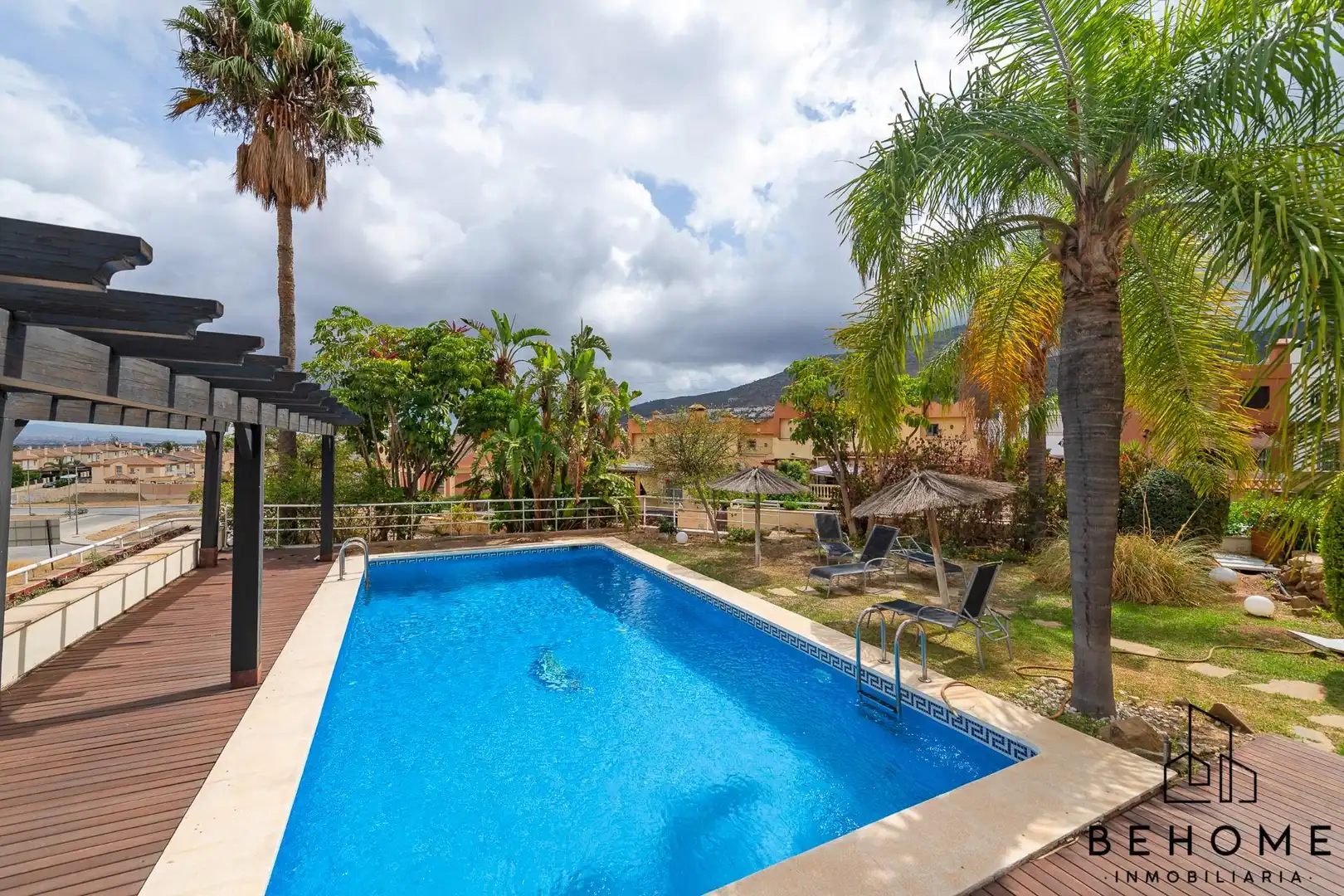 Piscina de Casa o xalet en venda en Alhaurín de la Torre amb Aire condicionat, Jardí privat i Terrassa
