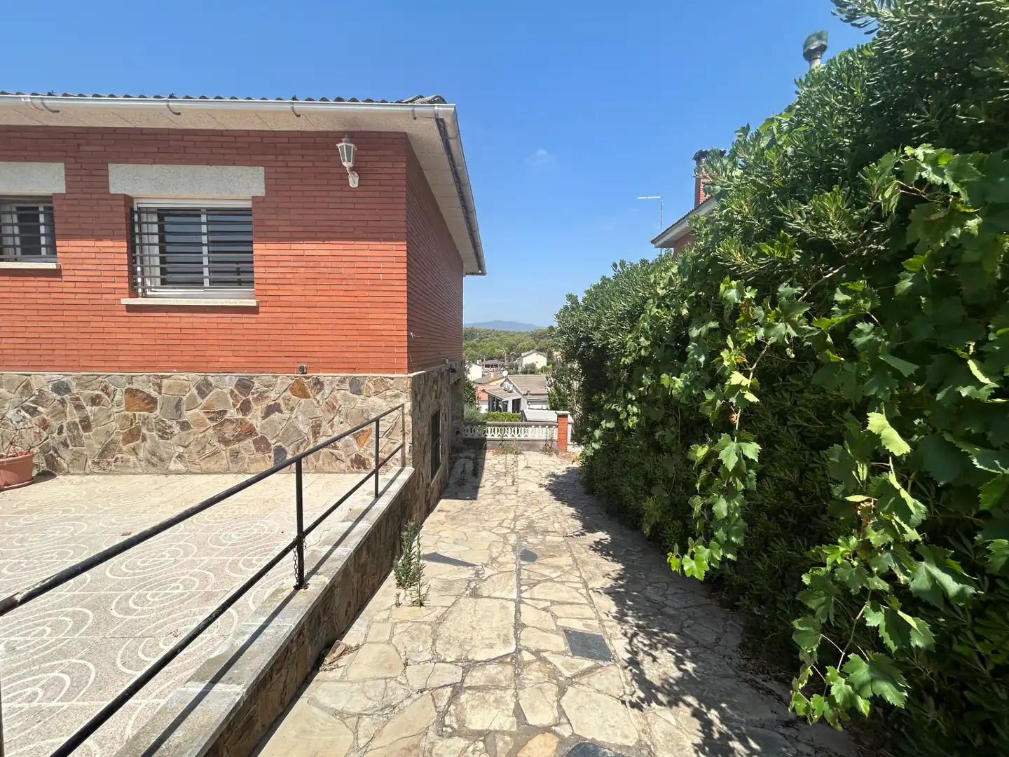 Vista exterior de Casa o xalet en venda en Lliçà d'Amunt amb Jardí privat, Piscina i Balcó