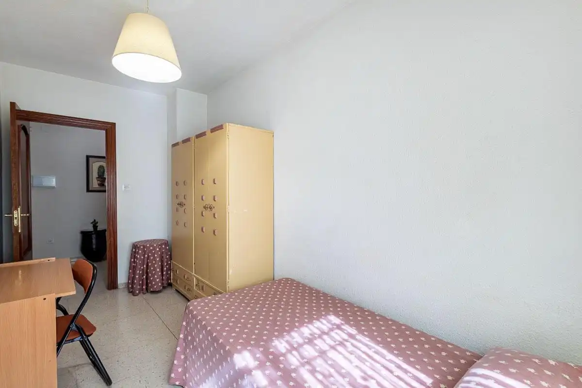 Habitación de Planta baja en venta en Granada con Amueblado