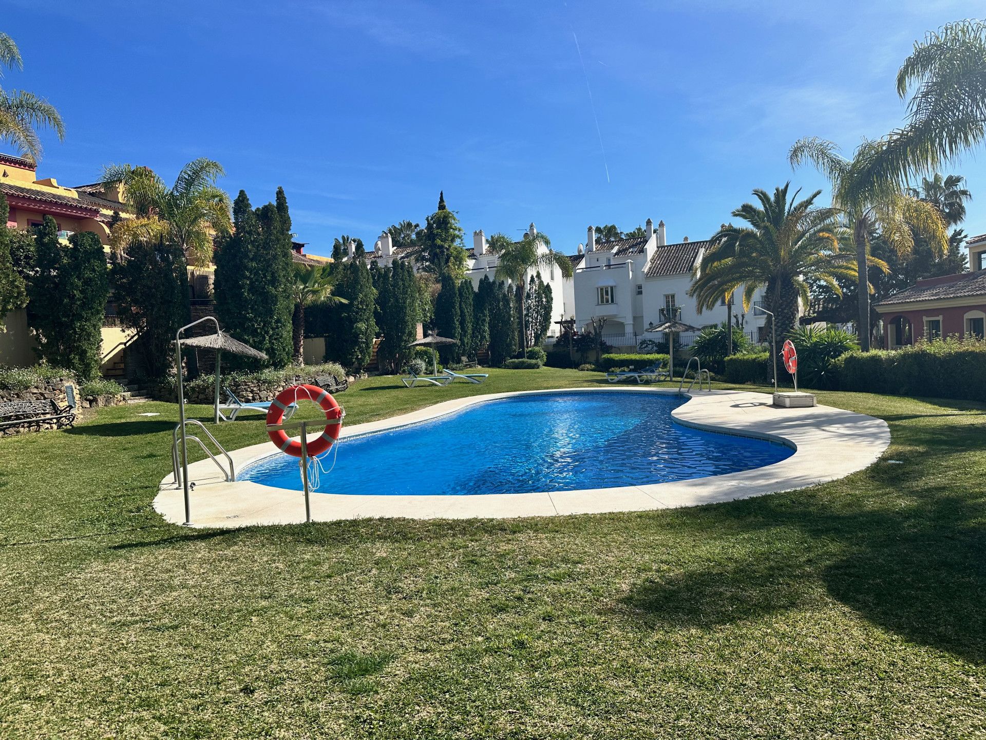Single-family semi-detached to rent in Lomas de Marbella Club, Milla de Oro, Marbella