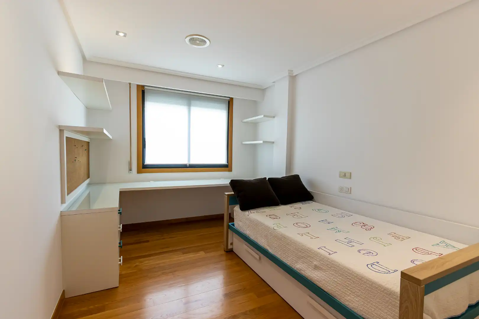 Dormitori de Dúplex de lloguer en Ourense Capital  amb Aire condicionat, Calefacció i Parquet
