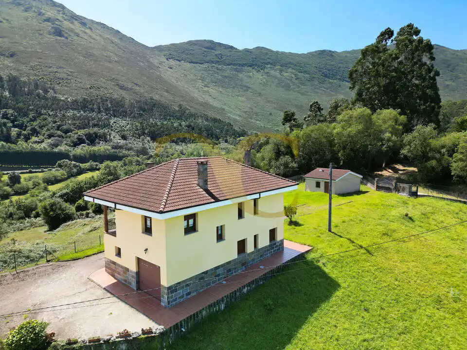Vista exterior de Casa o xalet en venda en Ribadesella amb Calefacció, Jardí privat i Terrassa
