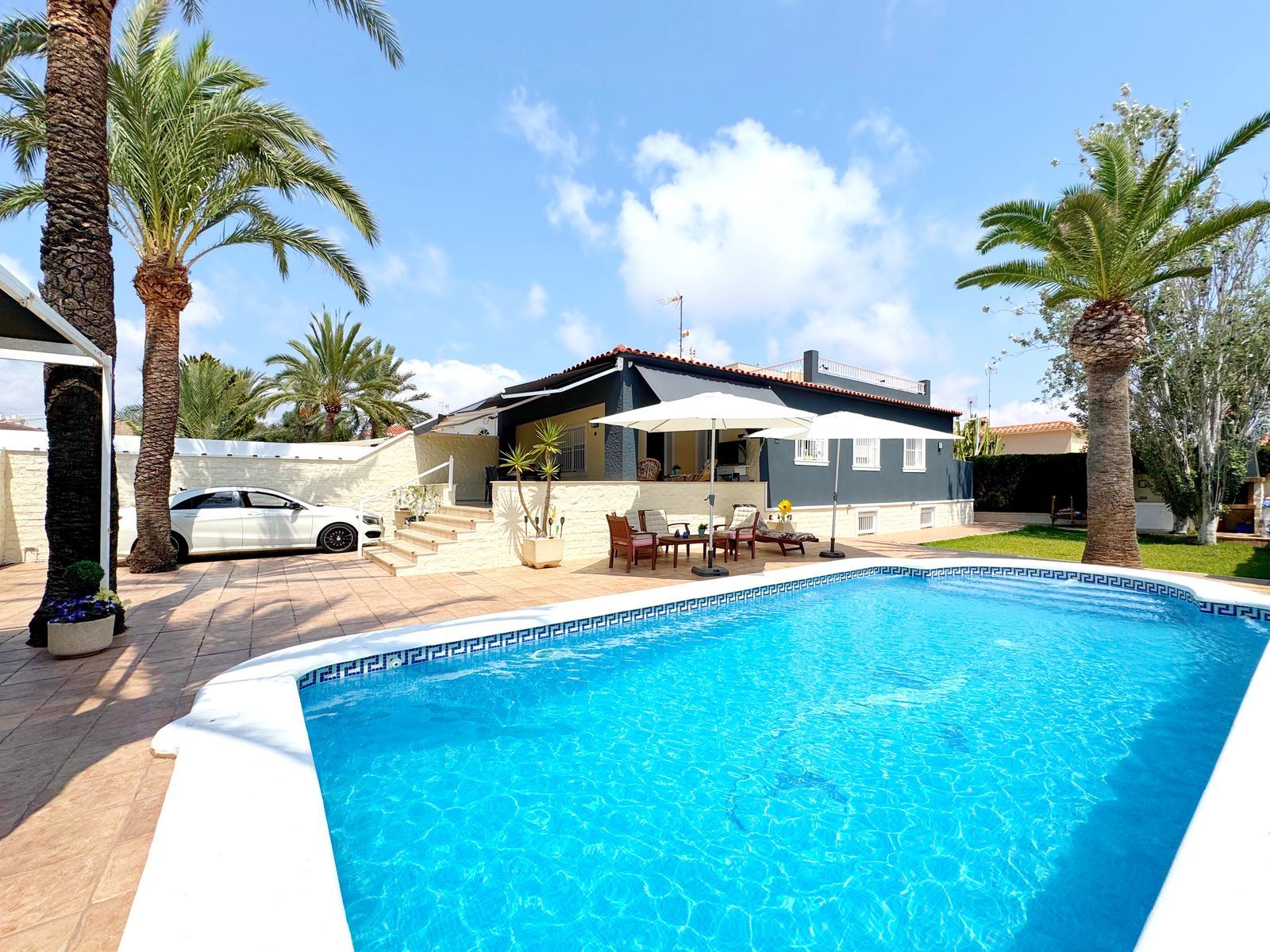 Vista exterior de Casa o xalet en venda en Torrevieja amb Aire condicionat, Calefacció i Terrassa