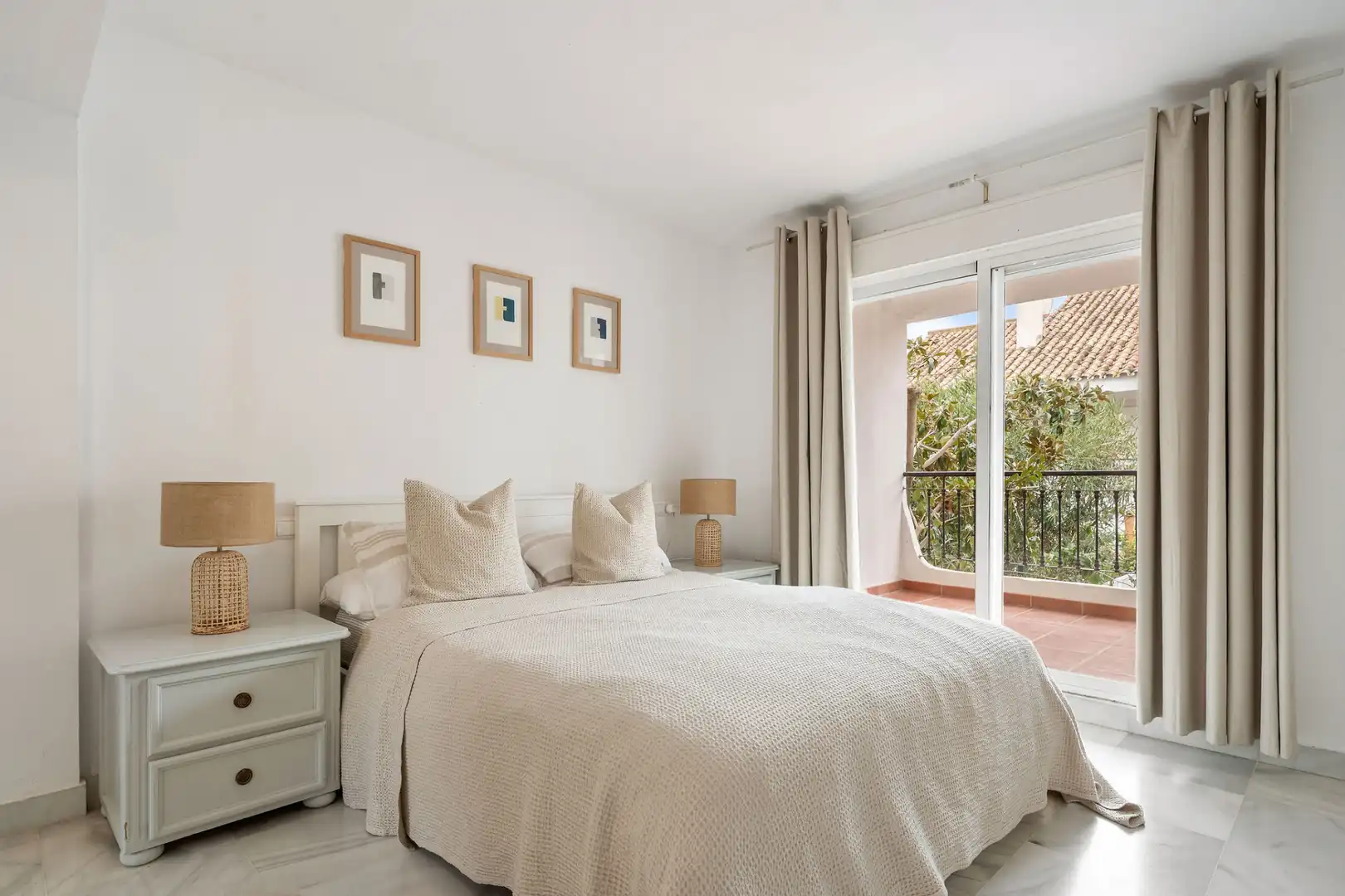 Dormitori de Casa adosada en venda en Marbella amb Terrassa, Piscina i Piscina comunitària