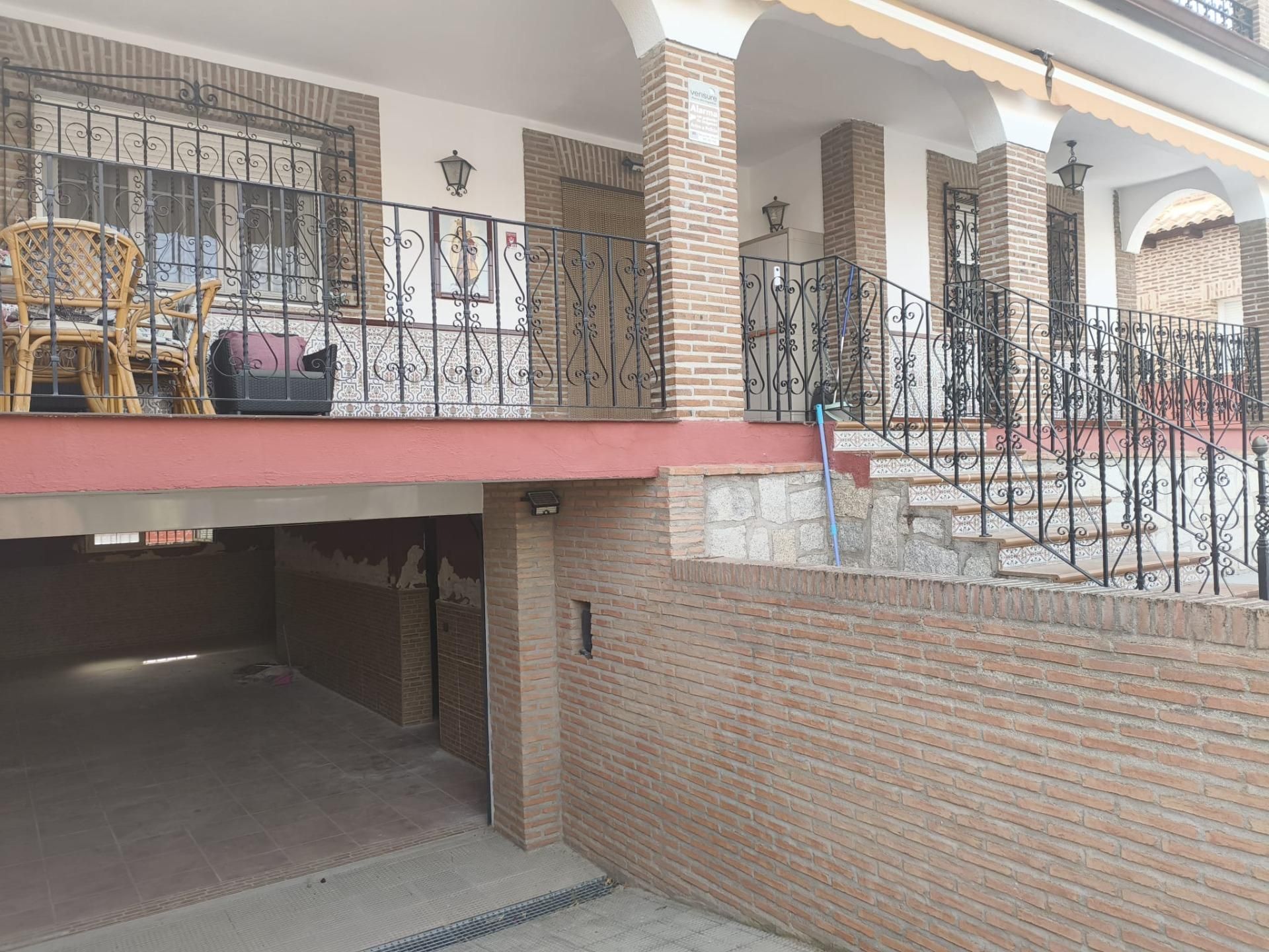 Vista exterior de Casa o xalet en venda en Villaluenga de la Sagra amb Aire condicionat, Jardí privat i Terrassa