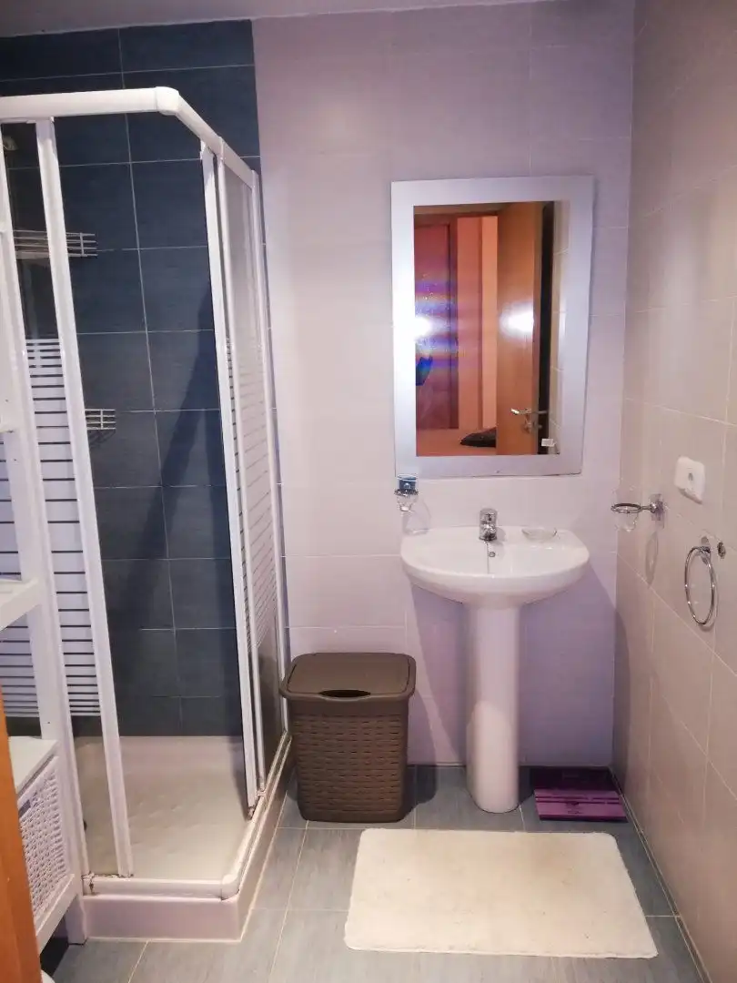 Bany de Dúplex de lloguer en Algeciras amb Aire condicionat, Moblat i Piscina comunitària