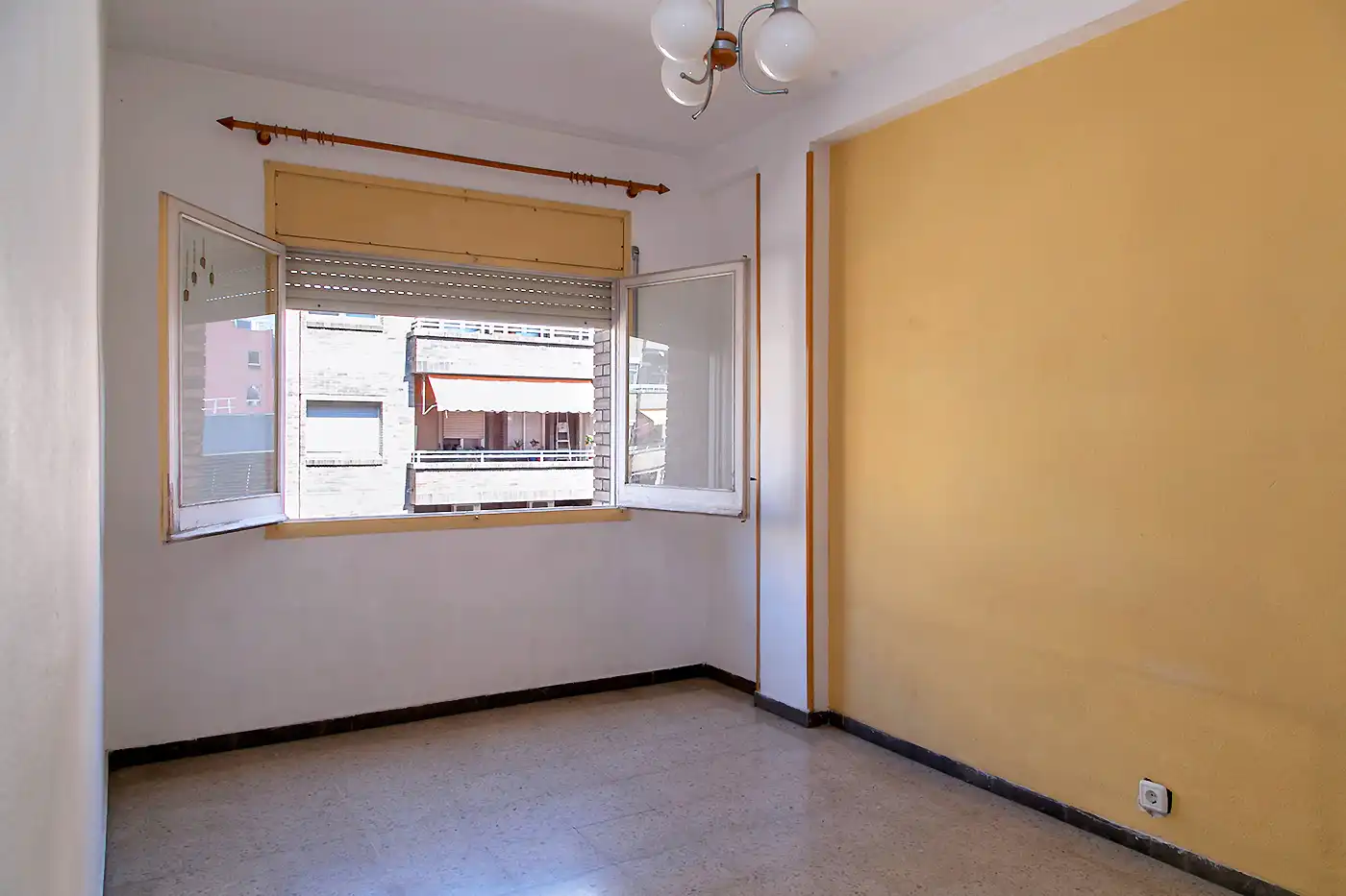 Habitación de Piso en venta en Barcelona con Balcón y Alarma