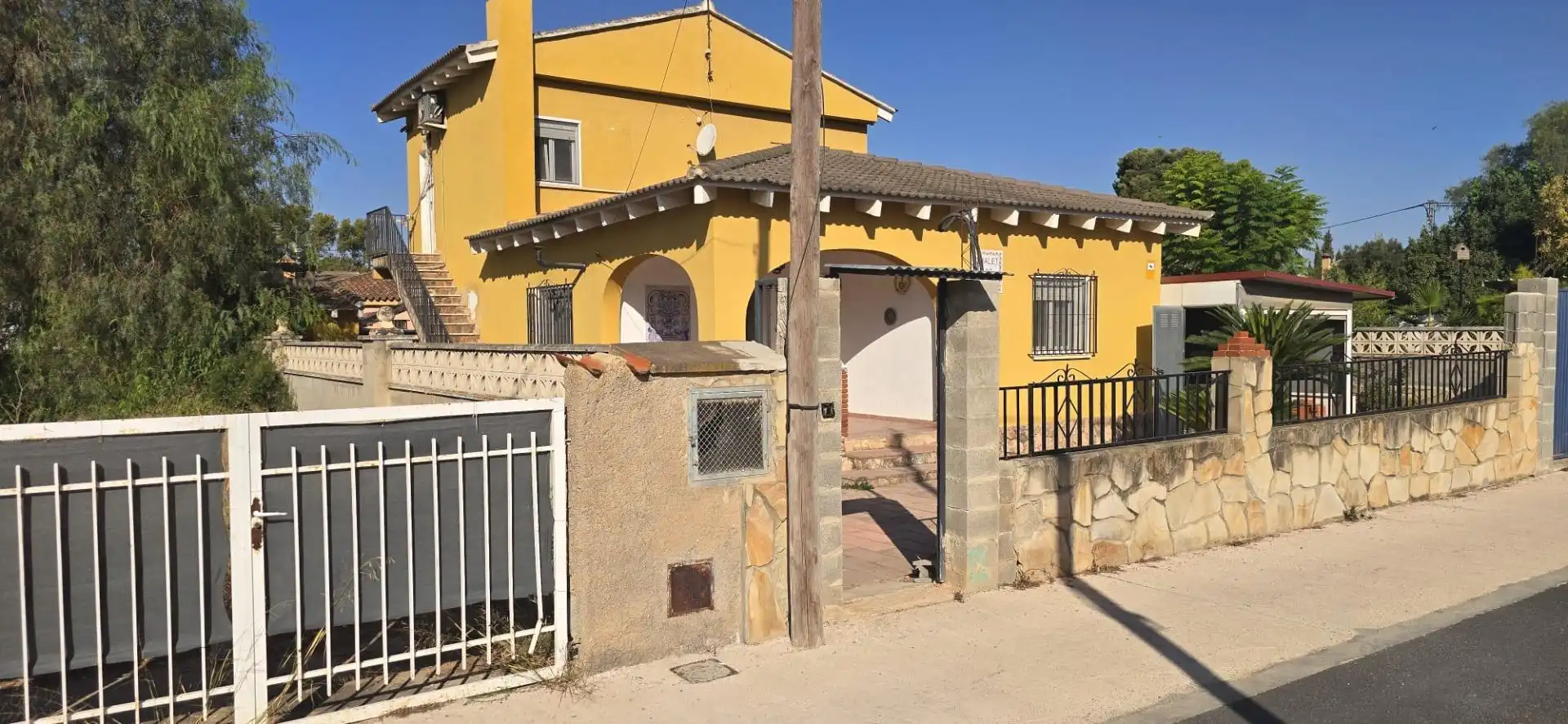 Vista exterior de Casa o xalet en venda en Llíria amb Aire condicionat, Jardí privat i Terrassa