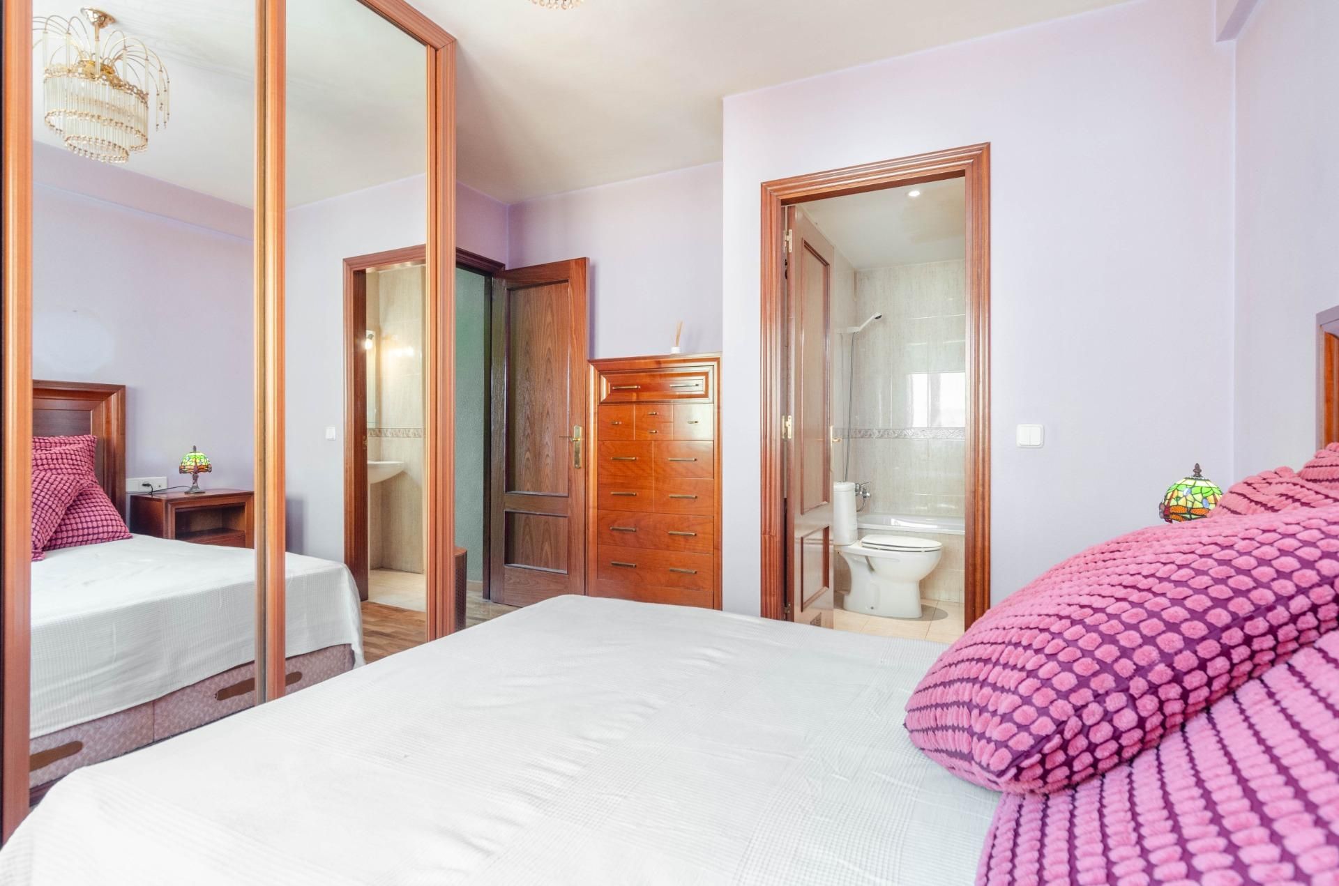 Dormitori de Pis en venda en Oviedo  amb Calefacció i Jardí privat