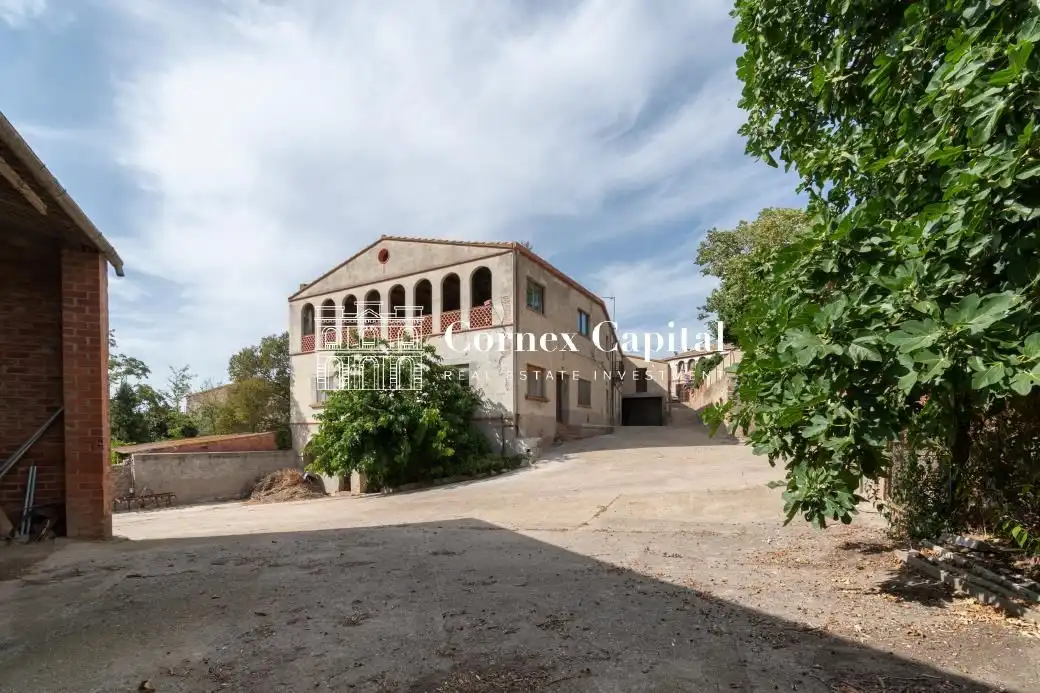 Vista exterior de Finca rústica en venda en Ullastret amb Jardí privat, Terrassa i Traster