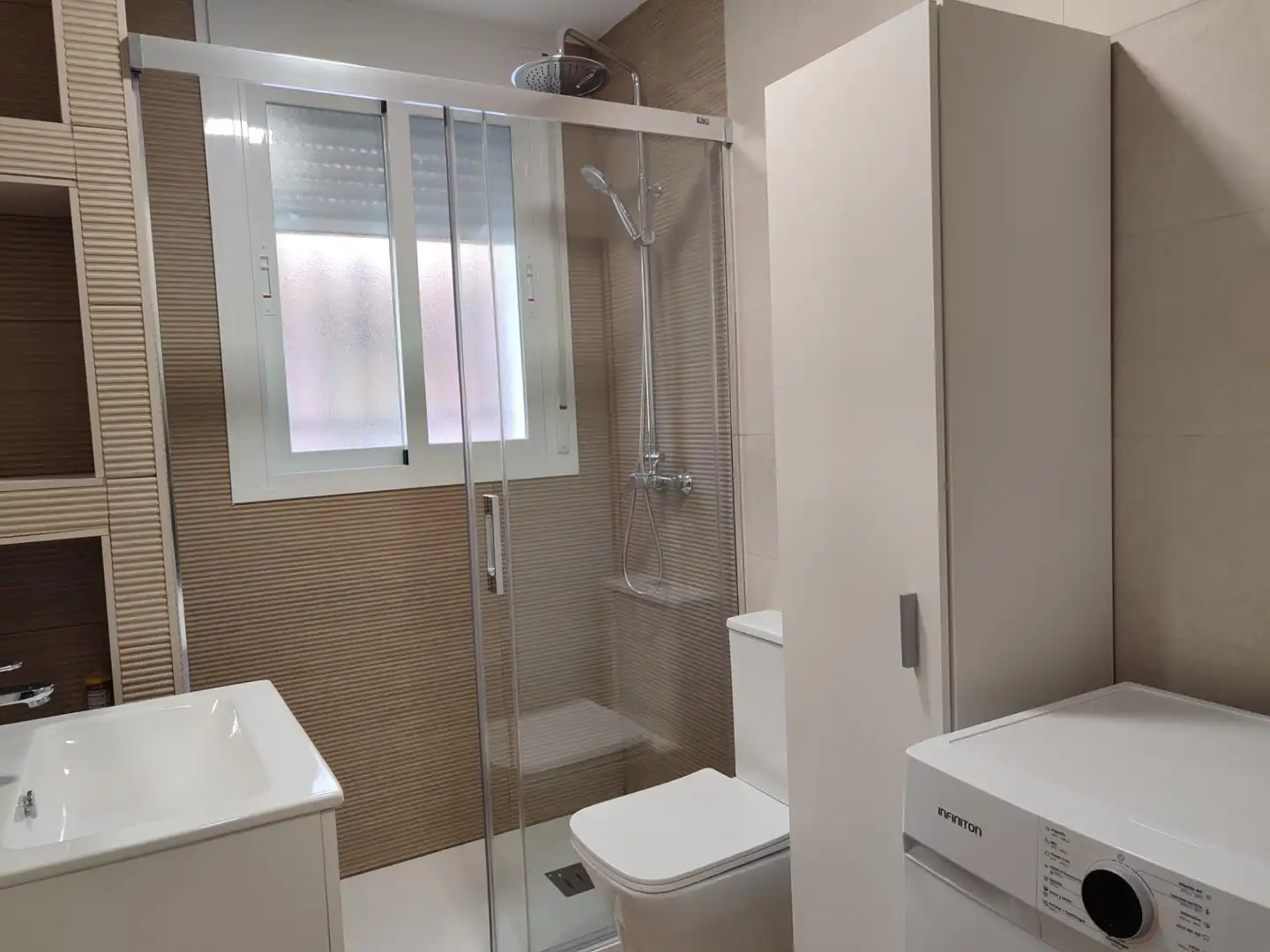 Bathroom of Flat for rent in Granada  with Air Conditioner and Balcony