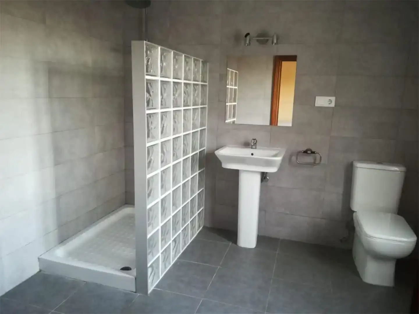 Baño de Casa o chalet de alquiler en Alcalá de Guadaira con Aire acondicionado, Jardín privado y Piscina