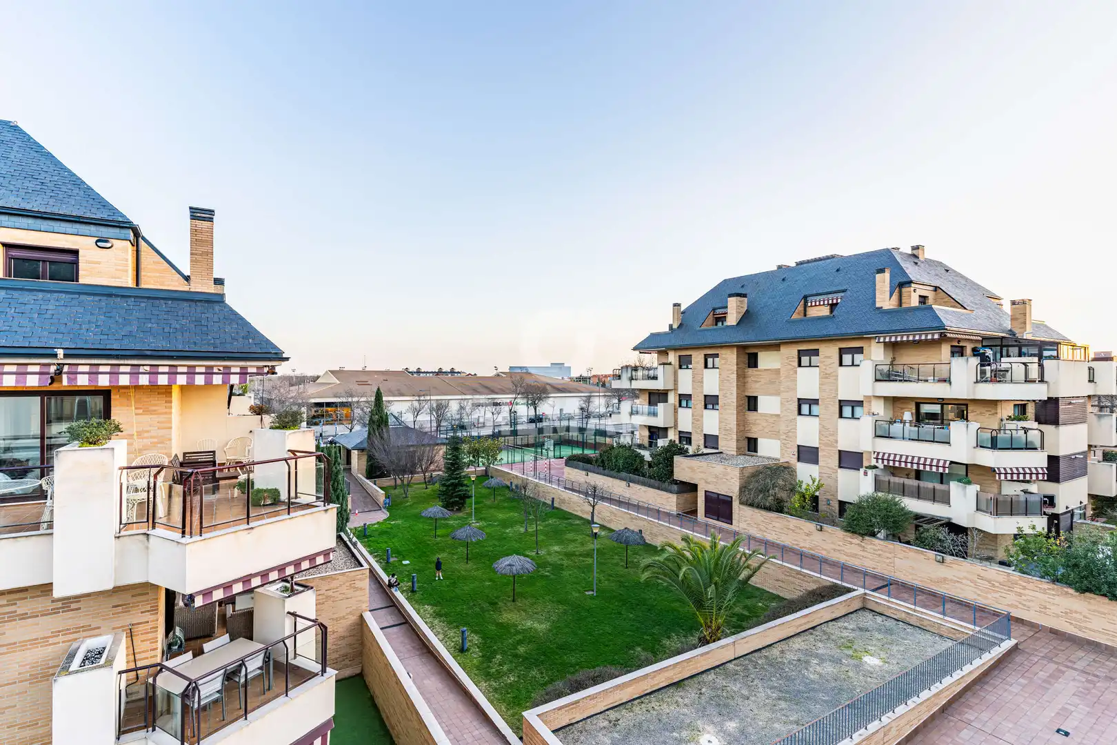 Vista exterior de Dúplex en venda en Boadilla del Monte amb Calefacció, Traster i Piscina
