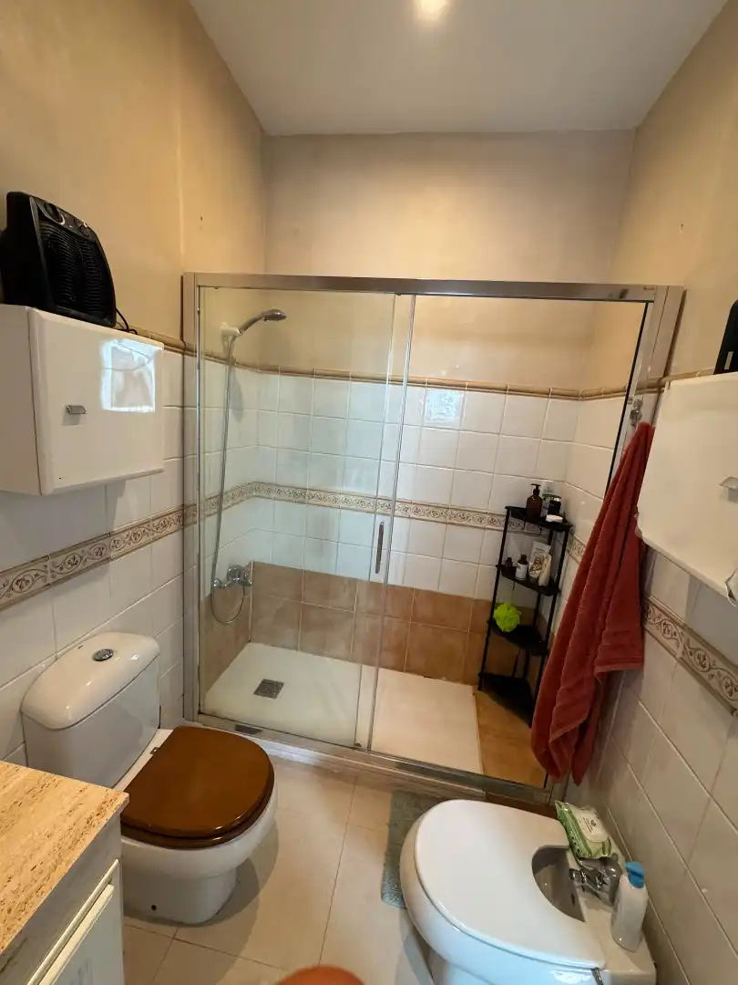 Badezimmer von Haus oder Chalet zur Miete in Sevilla mit Klimaanlage, Parkett und Terrasse