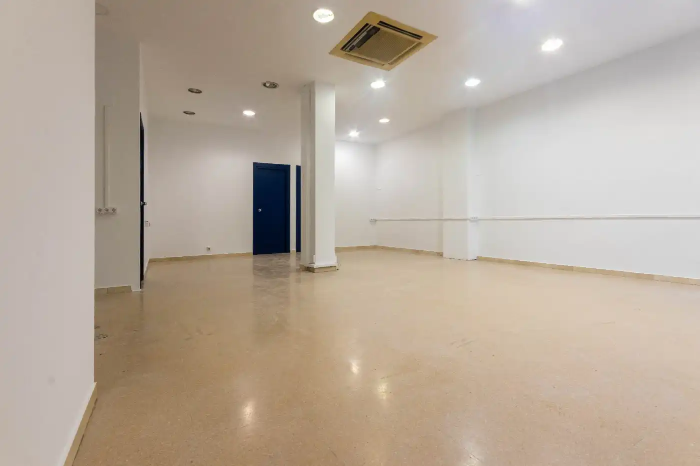 Business premises for sale in Centre - Sant Oleguer, imagen 4