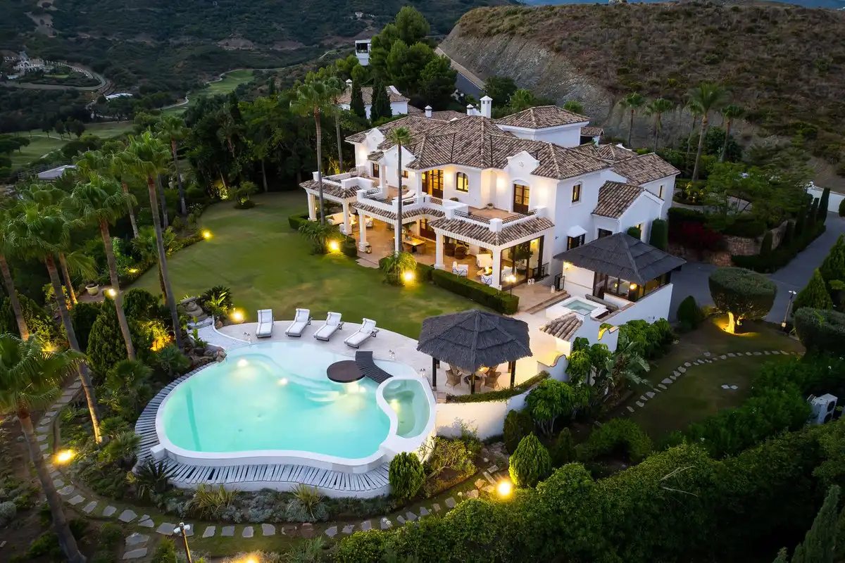 Vista exterior de Casa o xalet en venda en Benahavís amb Aire condicionat, Terrassa i Moblat
