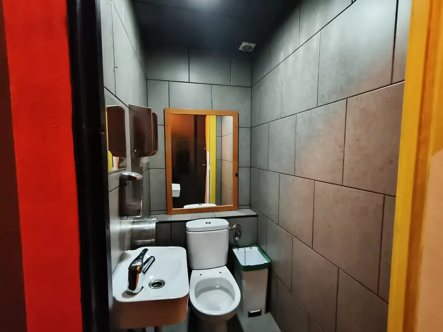 Baño de Local en traspaso en Barcelona con Aire acondicionado, Calefacción y Terraza