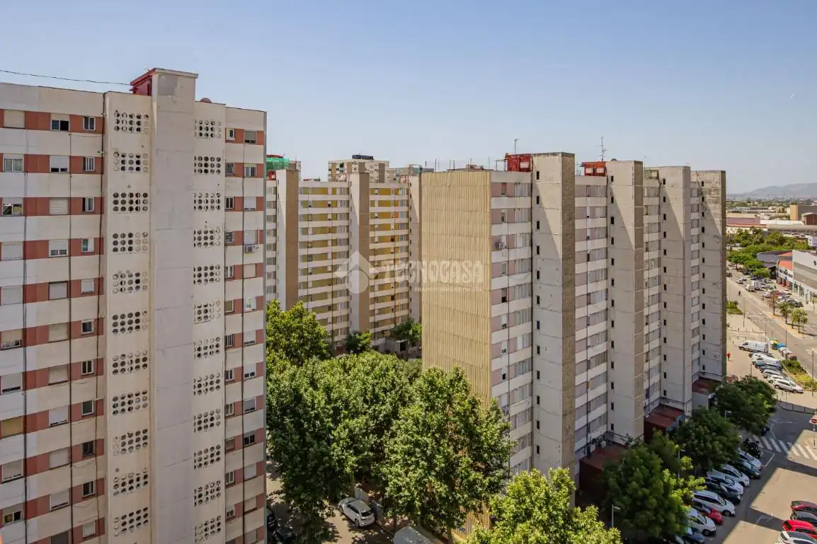 Vista exterior de Pis en venda en L'Hospitalet de Llobregat amb Balcó