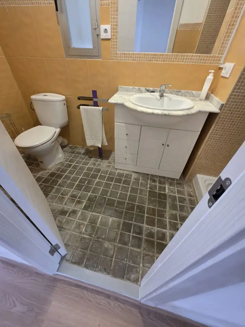 Bathroom of Flat for rent in Valencia  with Air Conditioner, Furnished and Oven